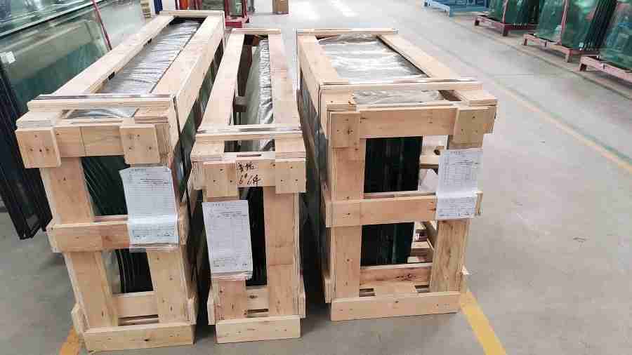 Shenzhen Dragon Glass strong plywood crate to make sure glass safety during shipping.