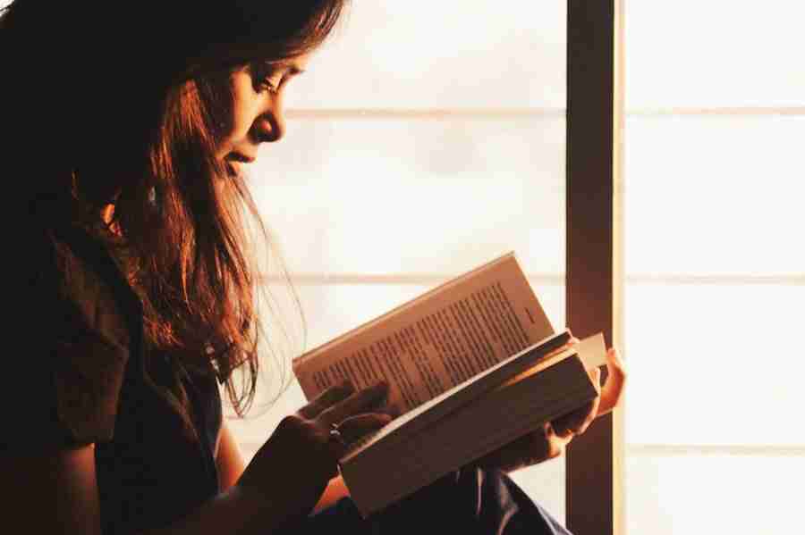 leitura em uma sala de janelas laminadas tranquila