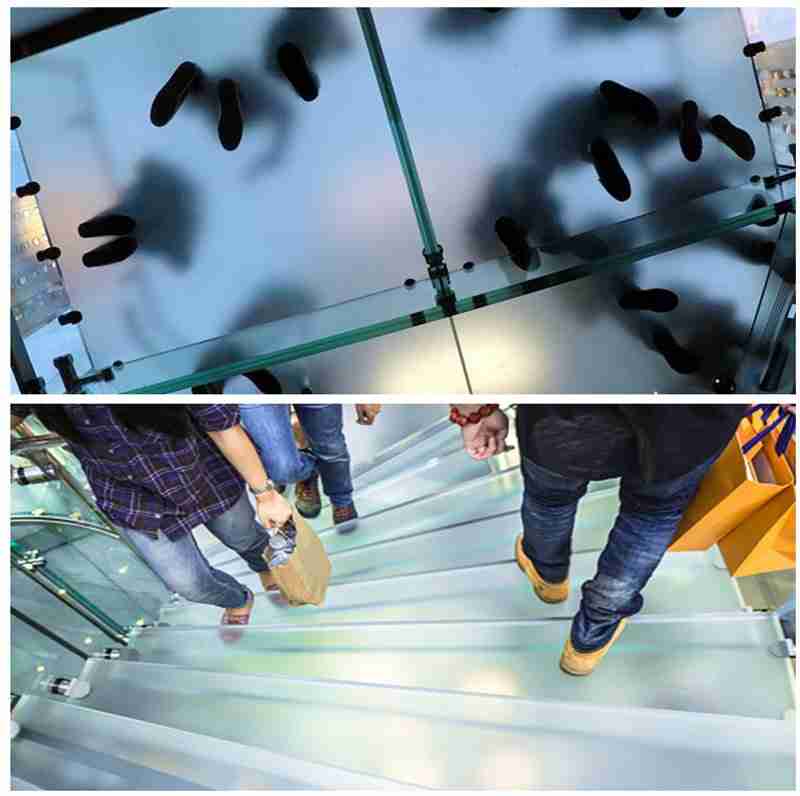 many people walking on the glass floor 副本