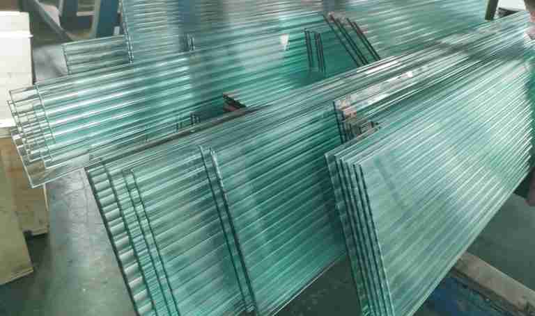 Shenzhen Dragon Glass fournir de magnifiques mains courantes en verre cannelé pour les escaliers à prix compétitif