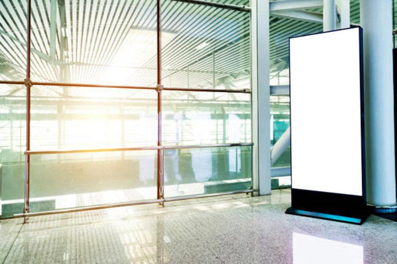 Musta silkkipainokuvio lasille tyhjälle mainostaulubannerin lightbox-mallille, joka näkyy metroasemalla, 8 mm: n silkkipainetun lasin toimittajat