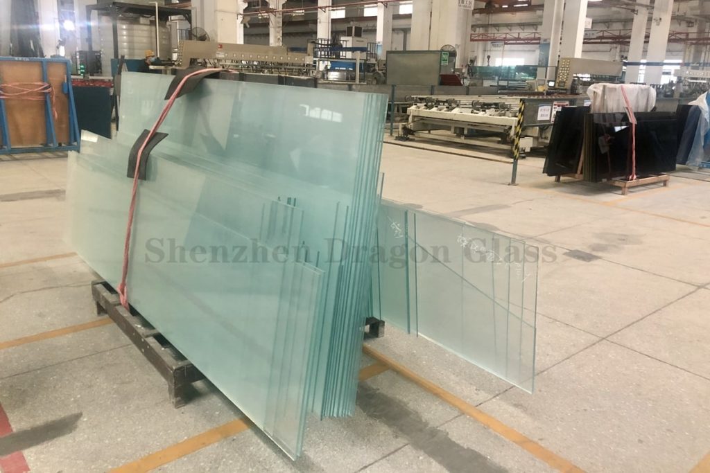 Vidro de ferro baixo VS vidro transparente, qual é a melhor opção?