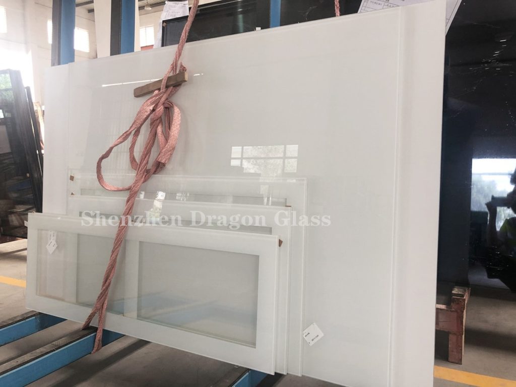 Verre de sérigraphie hautement décoratif pour systèmes muraux en verre feuilleté, panneaux muraux en verre de Chine à vendre