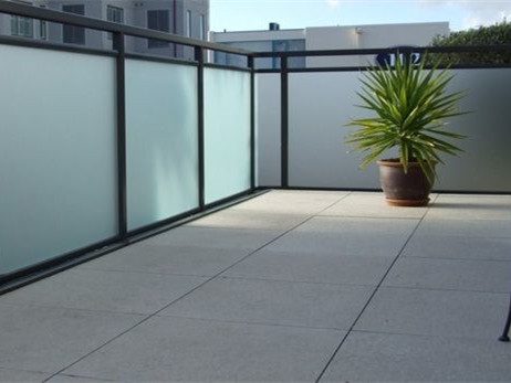 Hvordan velge moderne glassrekkverk for balkonger? Rammeløst glass, frostet glass, innrammet glass minimalrammeglass eller buet glass, etc.