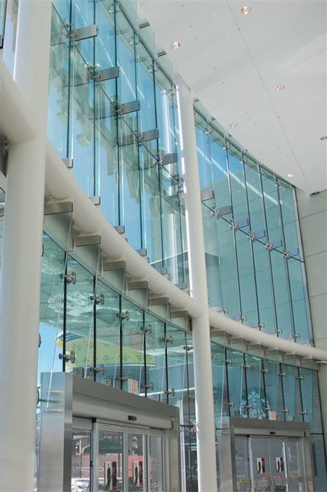 Vorhangfassade aus Verbundglas