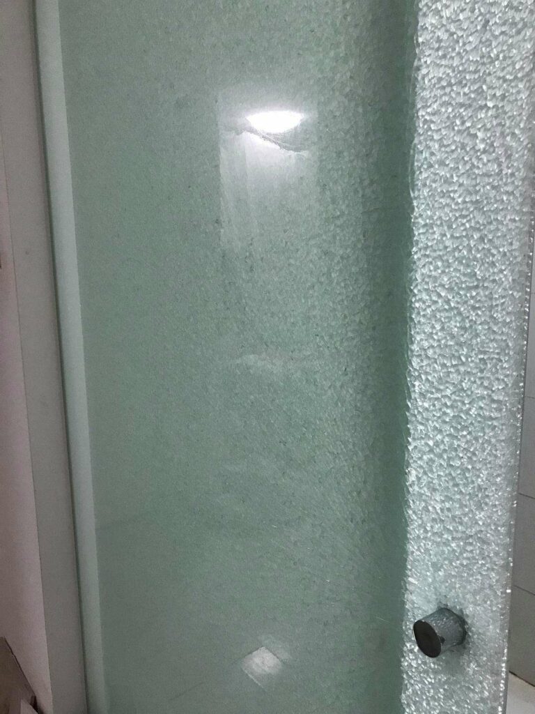 дверь из многослойного стекла разбила ламинированное стекло
